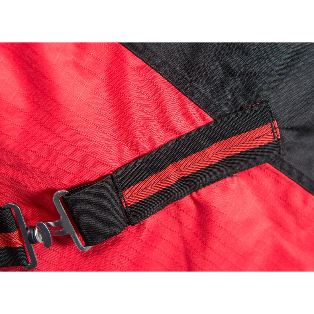 Winterdecke 200g Füllung 600D BASICLINE schwarz/rot - Posten